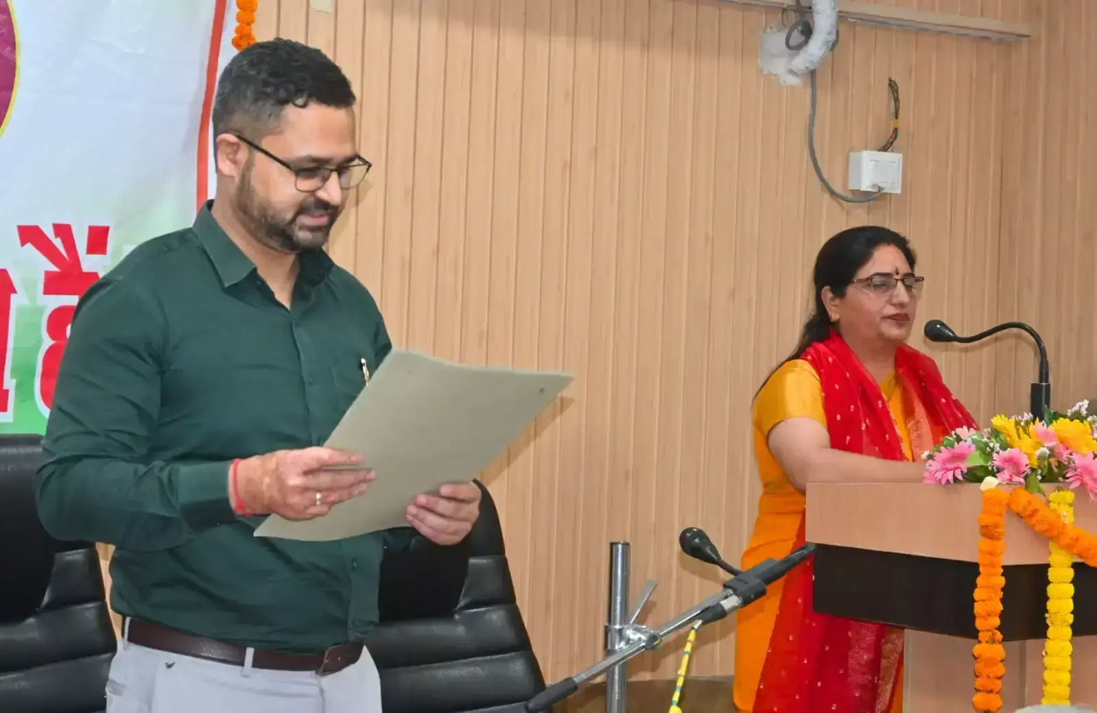 Mandi: मंडी नगर निगम में नई टीम की शुरुआत, मेयर और डिप्टी मेयर ने ली शपथ Mandi: मंडी नगर निगम में नई टीम की शुरुआत, मेयर और डिप्टी मेयर ने ली शपथ