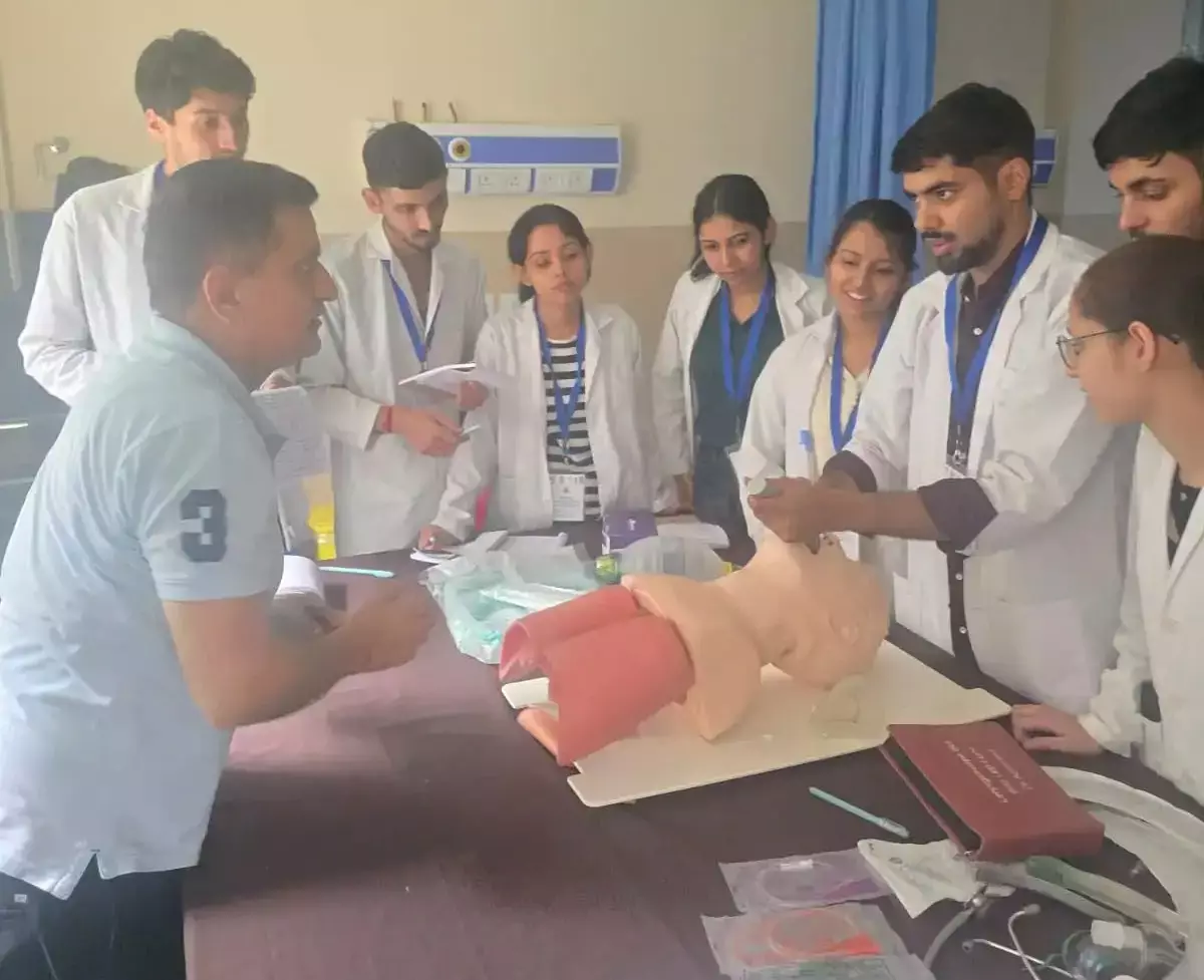 Dharamshala: टांडा में पैरामेडिक्स को मिला आपातकालीन जीवन रक्षक तकनीकों का प्रशिक्षण Dharamshala: टांडा में पैरामेडिक्स को मिला आपातकालीन जीवन रक्षक तकनीकों का प्रशिक्षण