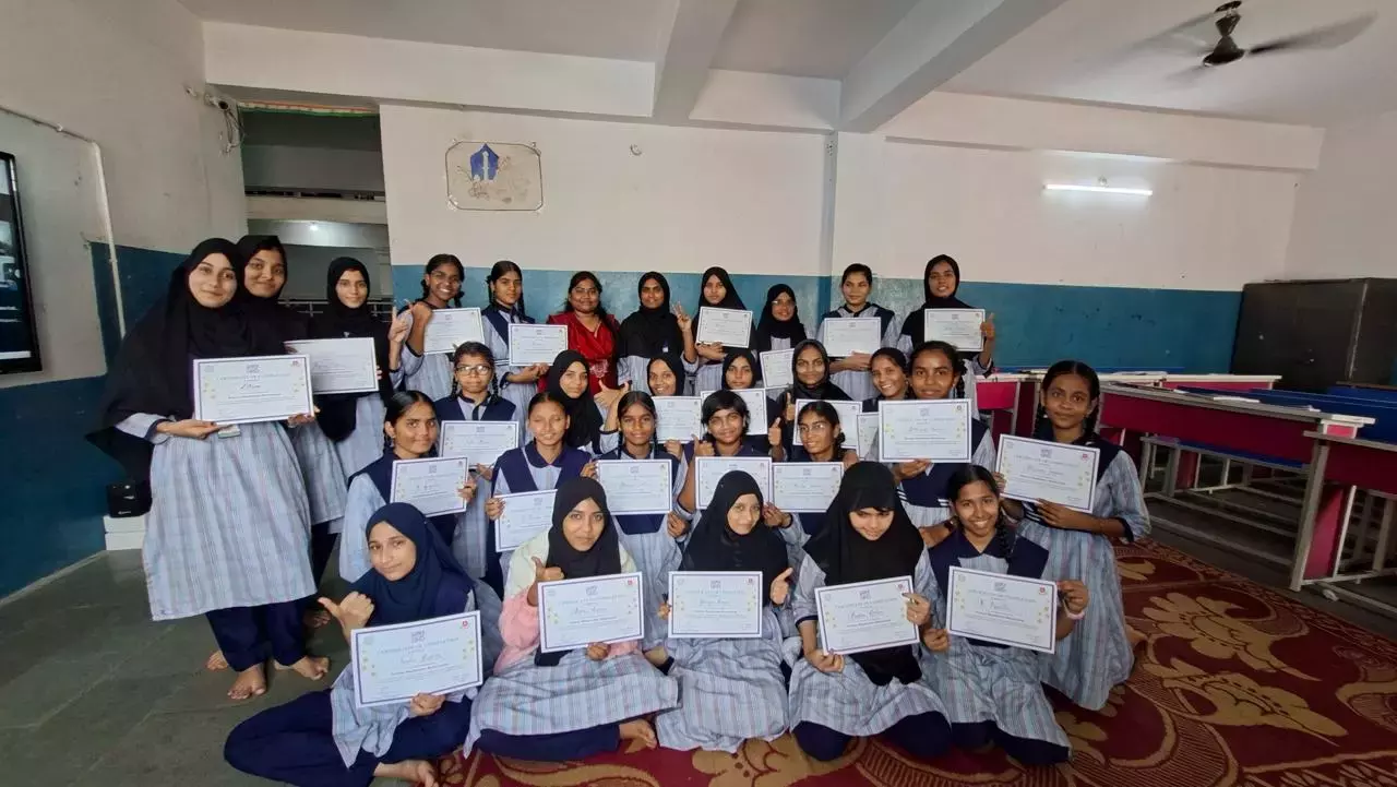 Telangana के मंत्री मोहम्मद अज़हरुद्दीन अरुतला पब्लिक स्कूल का दौरा करेंगे और छात्रों के साथ क्रिकेट खेलेंगे Telangana के मंत्री मोहम्मद अज़हरुद्दीन अरुतला पब्लिक स्कूल का दौरा करेंगे और छात्रों के साथ क्रिकेट खेलेंगे