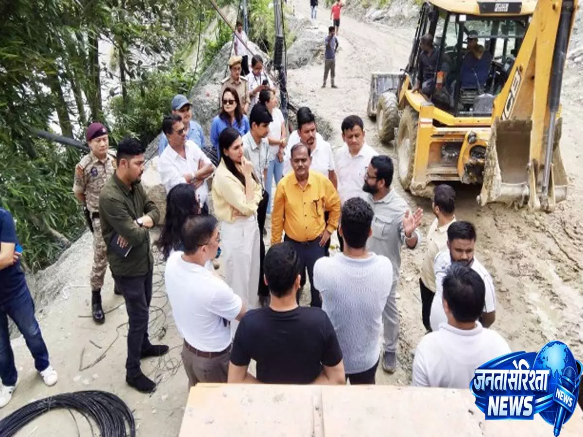 Sikkim के बारडांग में भूस्खलन के बाद प्रशासन सख्त, NH-10 की मरम्मत में तेजी लाने के आदेश Sikkim के बारडांग में भूस्खलन के बाद प्रशासन सख्त, NH-10 की मरम्मत में तेजी लाने के आदेश