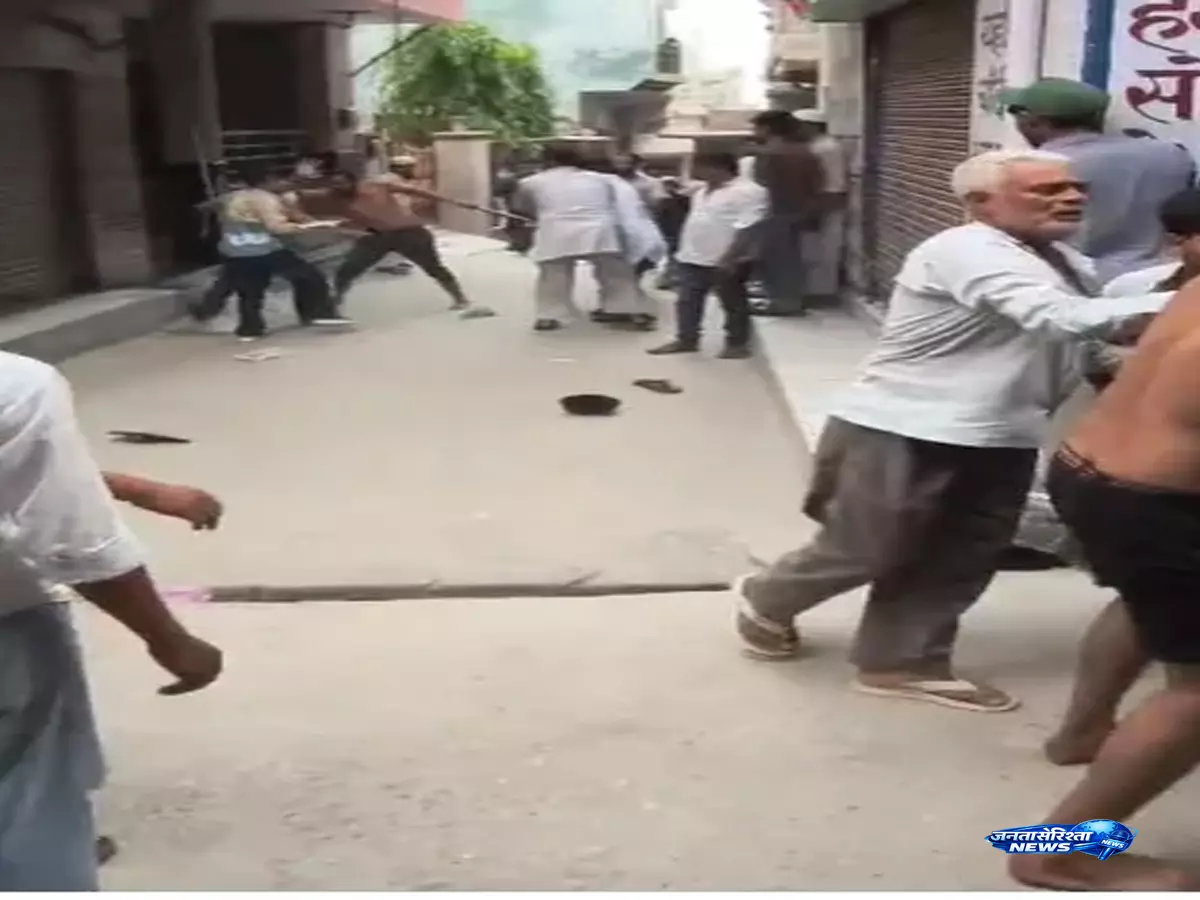 Meerut मारपीट कांड का वीडियो वायरल, जांच में जुटी पुलिस Meerut मारपीट कांड का वीडियो वायरल, जांच में जुटी पुलिस