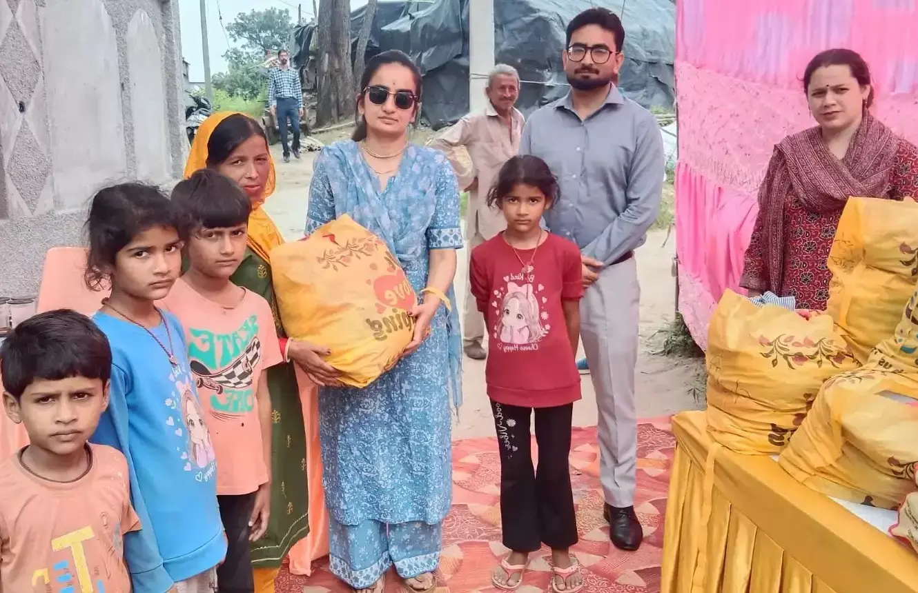 Hamirpur: झुग्गी बस्ती में डीसी का सेवा अभियान, जरूरतमंदों को मिली सहायता Hamirpur: झुग्गी बस्ती में डीसी का सेवा अभियान, जरूरतमंदों को मिली सहायता
