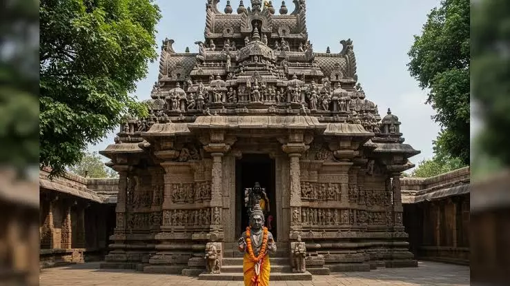 अद्भुत शिव मंदिर: दिनभर शिवलिंग को घेरे रहती है परछाई, विज्ञान भी है हैरान अद्भुत शिव मंदिर: दिनभर शिवलिंग को घेरे रहती है परछाई, विज्ञान भी है हैरान