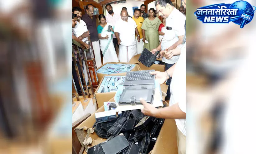 Kerala : बंद कमरे में मिलीं खराब दवाएं, करोड़ों की सामग्री पर उठे सवाल Kerala : बंद कमरे में मिलीं खराब दवाएं, करोड़ों की सामग्री पर उठे सवाल