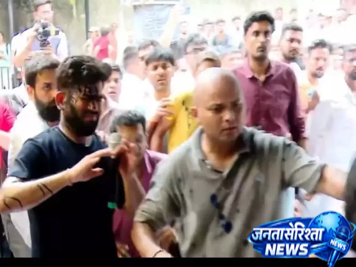 विरोध स्थल पर महिला की हरकत से हड़कंप विरोध स्थल पर महिला की हरकत से हड़कंप