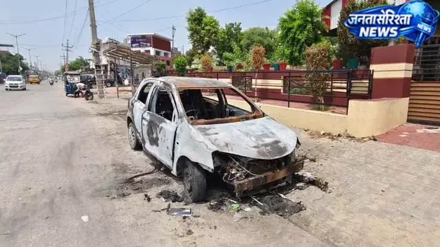 फतेहाबाद में खड़ी कार बनी आग का गोला, दो युवक बाल-बाल बचे फतेहाबाद में खड़ी कार बनी आग का गोला, दो युवक बाल-बाल बचे