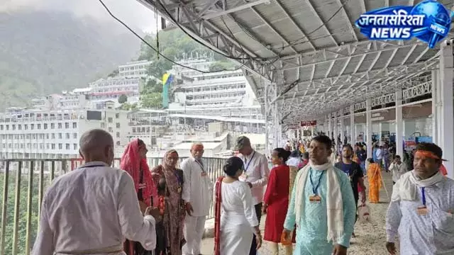 वैष्णो देवी यात्रियों का उत्साह बरकरार, मौसम चुनौती