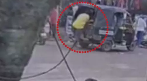 ऑटो रिक्शा में चोरी, महिला यात्री के बैग से जेवर पार ऑटो रिक्शा में चोरी, महिला यात्री के बैग से जेवर पार