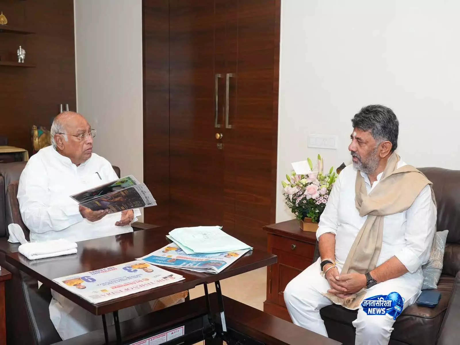 बेंगलुरु: कर्नाटक के CM DK शिवकुमार ने AICC अध्यक्ष मल्लिकार्जुन खड़गे से मुलाकात की बेंगलुरु: कर्नाटक के CM DK शिवकुमार ने AICC अध्यक्ष मल्लिकार्जुन खड़गे से मुलाकात की