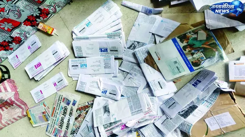 खतों के ढेर पर मस्ती करते रहे डाकिए खतों के ढेर पर मस्ती करते रहे डाकिए