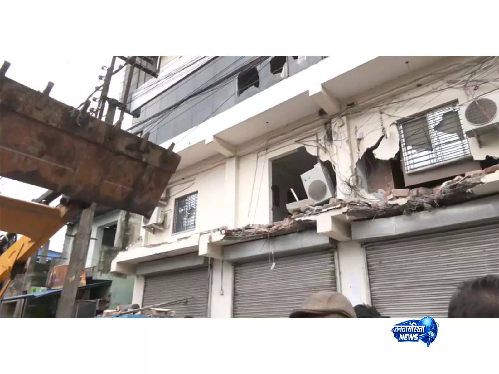 अमतला में TMC सांसद कार्यालय पर प्रशासन की कार्रवाई अमतला में TMC सांसद कार्यालय पर प्रशासन की कार्रवाई