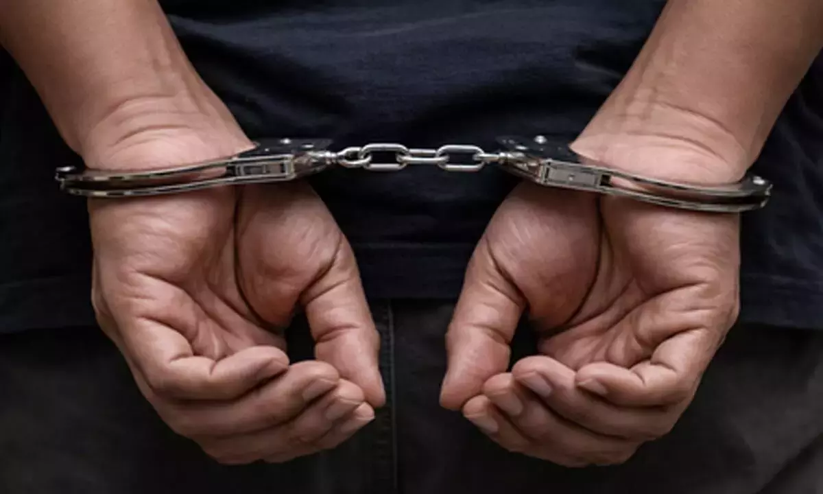 Andhra: धर्म के बारे में आपत्तिजनक सोशल मीडिया पोस्ट के लिए एक व्यक्ति को गिरफ़्तार किया गया Andhra: धर्म के बारे में आपत्तिजनक सोशल मीडिया पोस्ट के लिए एक व्यक्ति को गिरफ़्तार किया गया