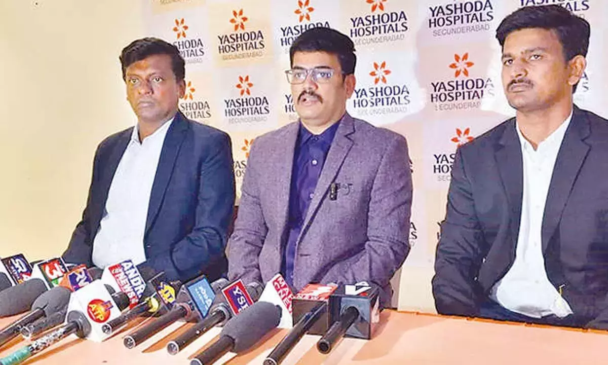 Andhra: डॉ. पवन कुमार अनंतपुर में एडवांस्ड GI इलाज के बारे में जानकारी दे रहे हैं Andhra: डॉ. पवन कुमार अनंतपुर में एडवांस्ड GI इलाज के बारे में जानकारी दे रहे हैं