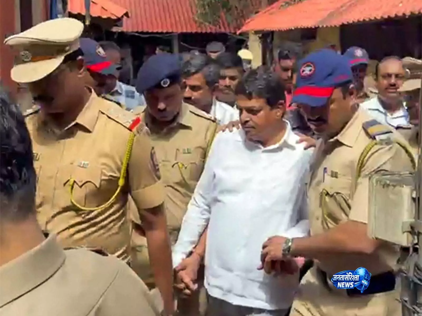 बॉम्बे HC ने डॉक्टरों के साथ मारपीट के मामले में शिवसेना पार्षद रमेश म्हात्रे की ज़मानत रद्द कर दी बॉम्बे HC ने डॉक्टरों के साथ मारपीट के मामले में शिवसेना पार्षद रमेश म्हात्रे की ज़मानत रद्द कर दी