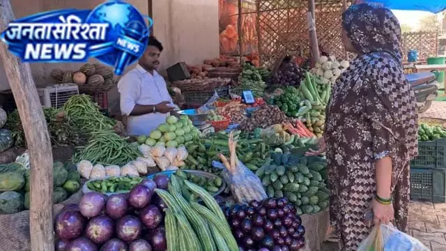 टमाटर-प्याज के बाद अदरक-धनिया भी महंगे, बिगड़ा रसोई बजट टमाटर-प्याज के बाद अदरक-धनिया भी महंगे, बिगड़ा रसोई बजट