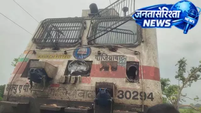 लखीसराय में टला बड़ा रेल हादसा, ट्रैक्टर से टकराई ट्रेन लखीसराय में टला बड़ा रेल हादसा, ट्रैक्टर से टकराई ट्रेन