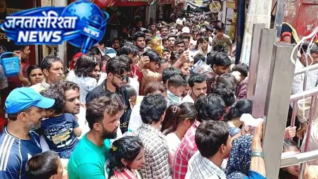गर्मी और भीड़ के बीच श्रद्धालुओं की परेशानी बढ़ी गर्मी और भीड़ के बीच श्रद्धालुओं की परेशानी बढ़ी