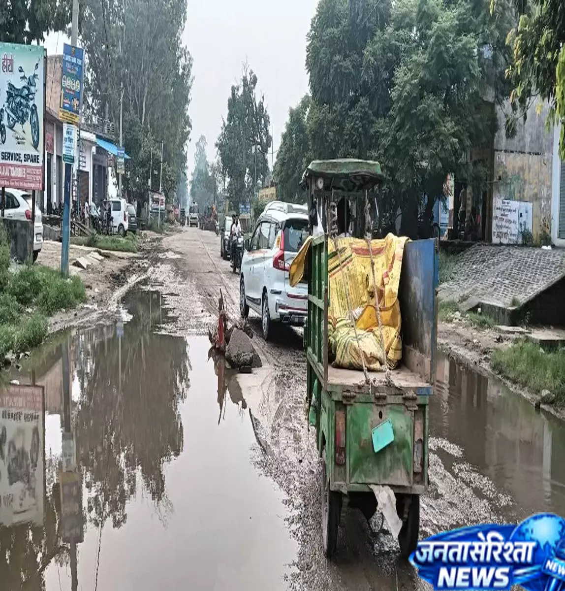 श्रद्धालुओं के रास्ते में संकट, शुकतीर्थ जाने वाली सड़क पर गहरा गड्ढा श्रद्धालुओं के रास्ते में संकट, शुकतीर्थ जाने वाली सड़क पर गहरा गड्ढा
