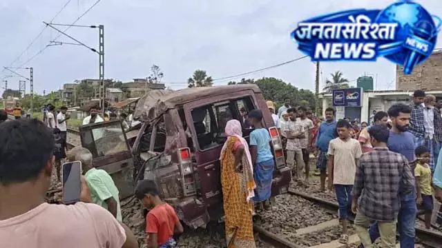 मुर्शिदाबाद रेल हादसा: किस्मत से बची छात्रा की जान मुर्शिदाबाद रेल हादसा: किस्मत से बची छात्रा की जान