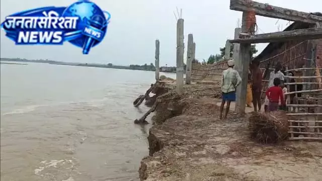 बहराइच में घाघरा उफान पर, कटान से मकान नदी में समाया बहराइच में घाघरा उफान पर, कटान से मकान नदी में समाया