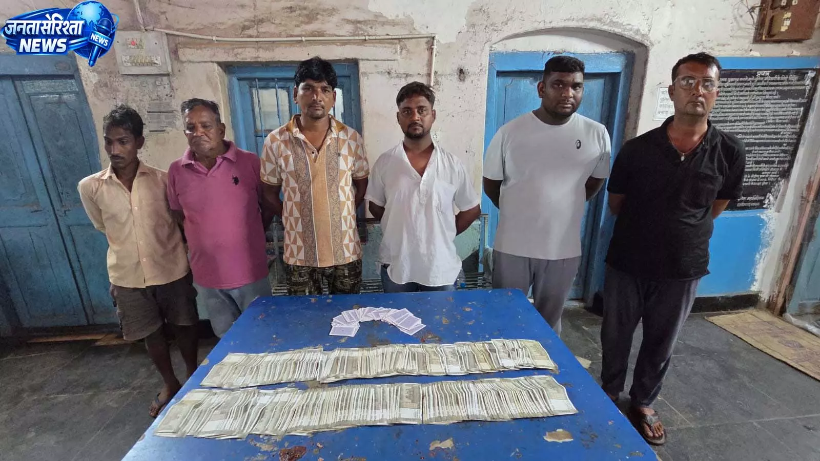 रायपुर में जुआ खेलते 6 आरोपी गिरफ्तार, 1.92 लाख रुपये नगद जब्त रायपुर में जुआ खेलते 6 आरोपी गिरफ्तार, 1.92 लाख रुपये नगद जब्त