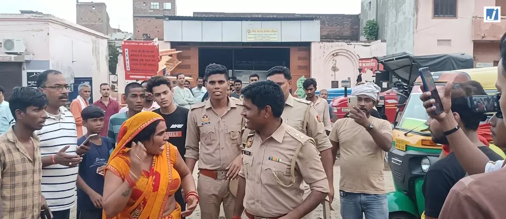 जेल में मौत या साजिश? देवर की मौत पर भड़की भाभी, पुलिस के पीछे दौड़ी… जेल में मौत या साजिश? देवर की मौत पर भड़की भाभी, पुलिस के पीछे दौड़ी…