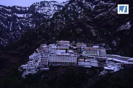 अमरनाथ के बाद अब वैष्णो देवी यात्रा भी स्थगित, खराब मौसम बना बाधा अमरनाथ के बाद अब वैष्णो देवी यात्रा भी स्थगित, खराब मौसम बना बाधा