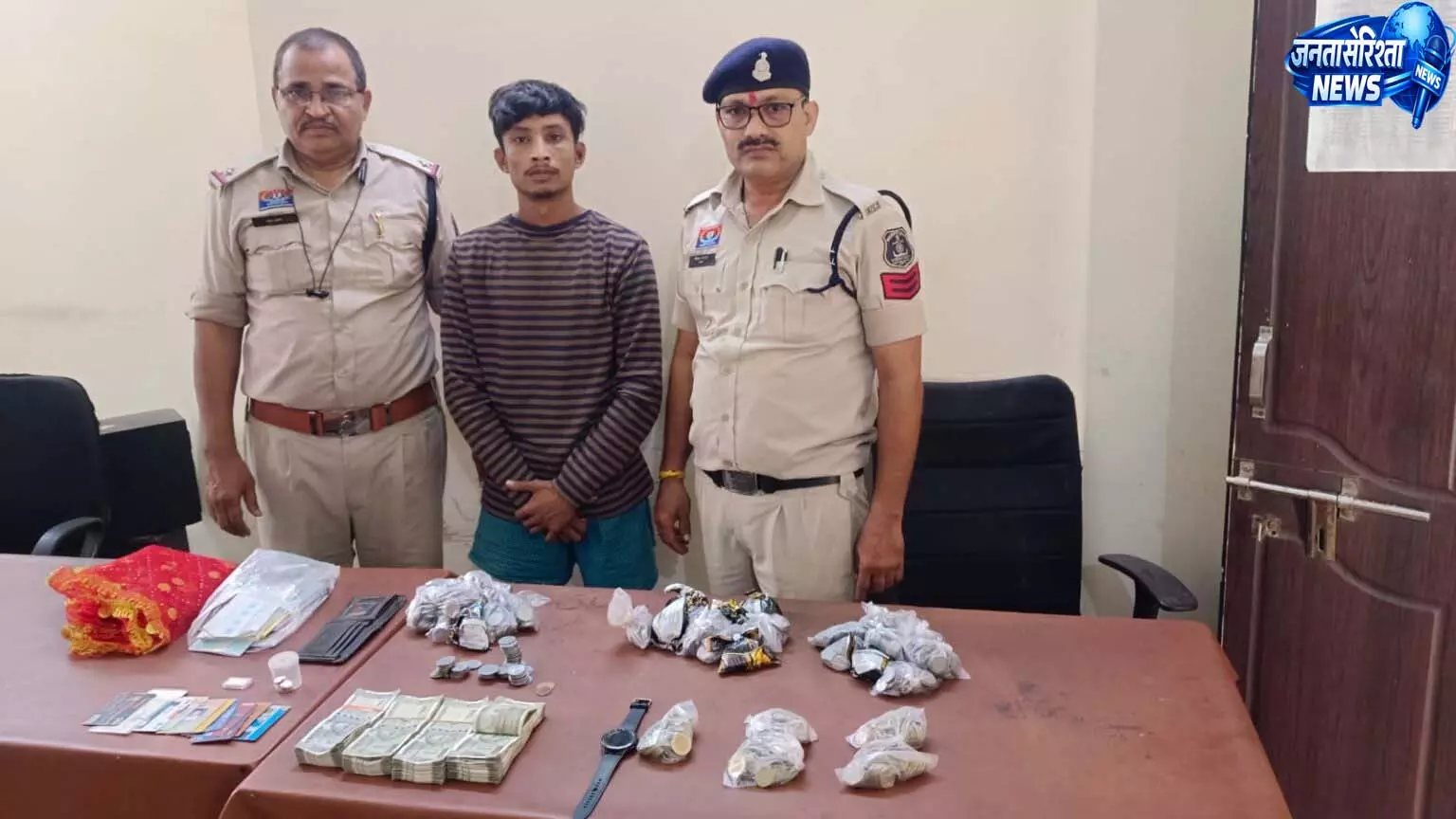 दुकान में चोरी का चंद घंटों में खुलासा, 3 लाख की चोरी, आरोपी गिरफ्तार