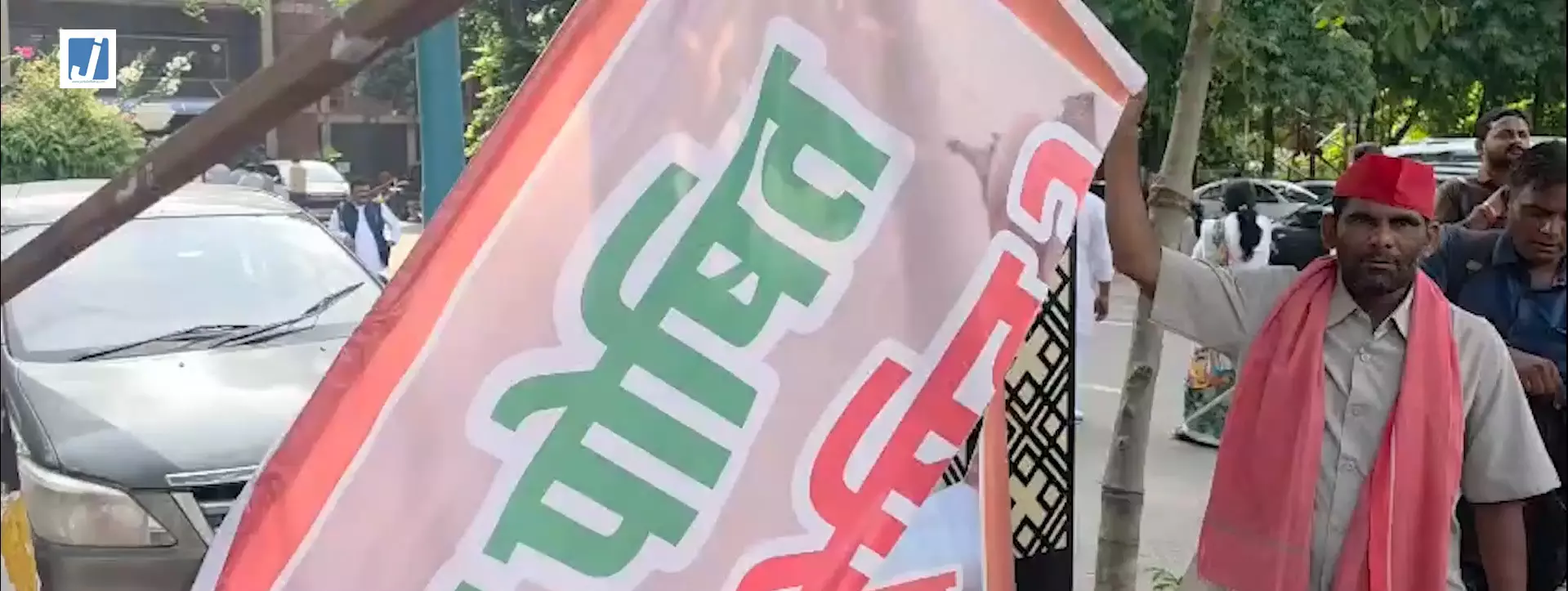 अखिलेश यादव की चुप्पी पर लगाए गए पोस्टर को सपा छात्र सभा नेता ने फाड़ा अखिलेश यादव की चुप्पी पर लगाए गए पोस्टर को सपा छात्र सभा नेता ने फाड़ा