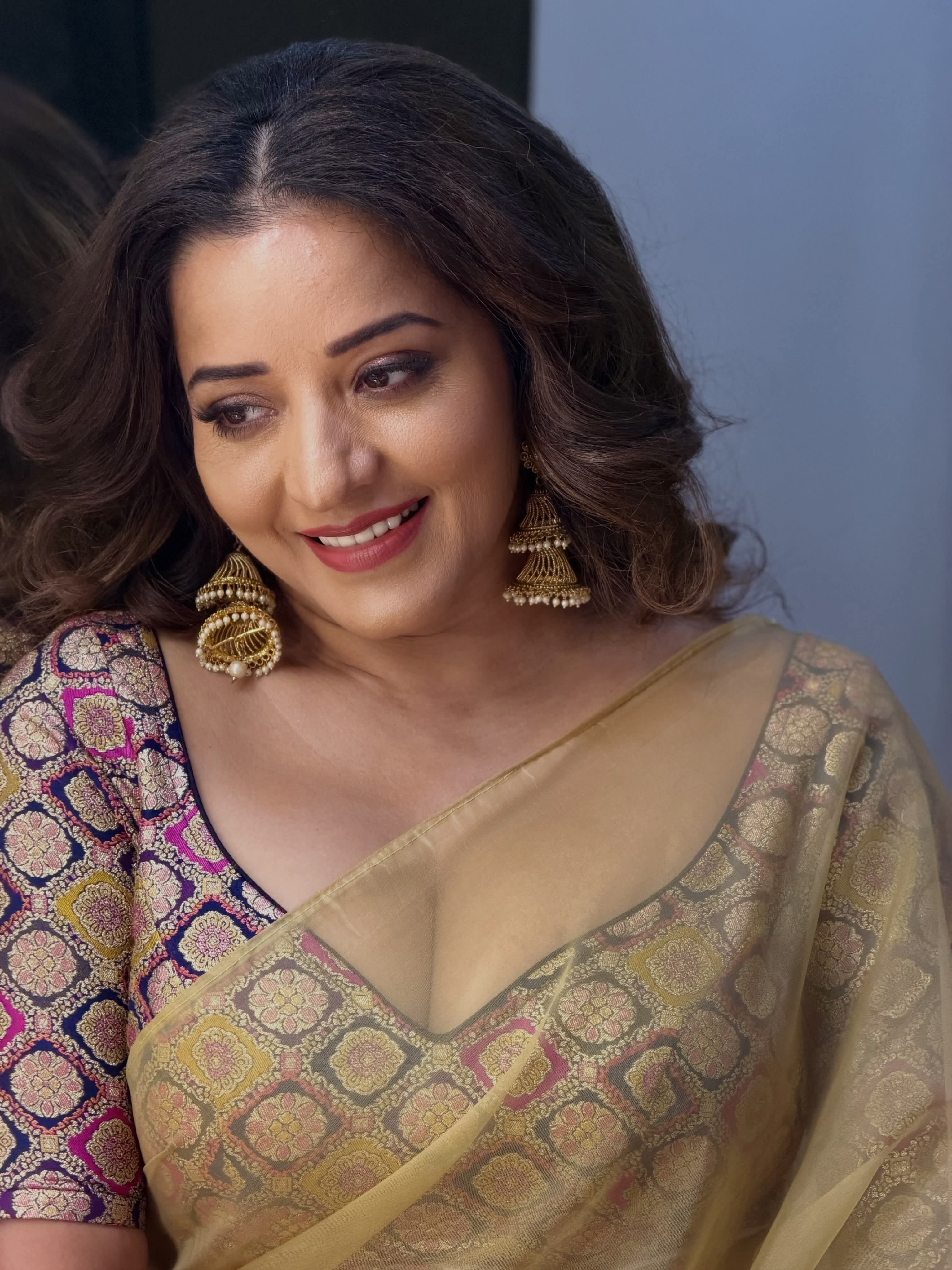 साड़ी में खूबसूरत लगी मोनालिसा