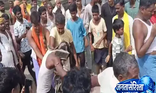 विधवा के घर घुसने पर युवक को ग्रामीणों ने दी शर्मनाक सजा, सिर मुंडवाया और जुलूस निकाला विधवा के घर घुसने पर युवक को ग्रामीणों ने दी शर्मनाक सजा, सिर मुंडवाया और जुलूस निकाला