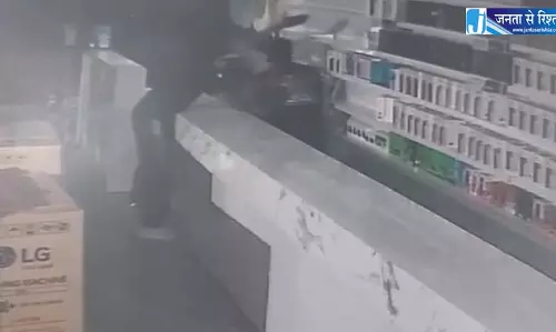 मोबाइल शॉप में 50 लाख की चोरी, आईफोन सैमसंग और वीवो कंपनियों के 77 स्मार्टफोन पार मोबाइल शॉप में 50 लाख की चोरी, आईफोन सैमसंग और वीवो कंपनियों के 77 स्मार्टफोन पार