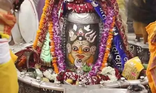 भांग, चंदन और सिंदूर अर्पित कर बाबा महाकाल का भव्य शृंगार, भस्म आरती में बड़ी संख्या में श्रद्धालु रहे मौजूद भांग, चंदन और सिंदूर अर्पित कर बाबा महाकाल का भव्य शृंगार, भस्म आरती में बड़ी संख्या में श्रद्धालु रहे मौजूद