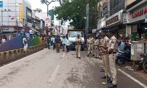 मालवीय रोड और शास्त्री बाजार में फुटपाथ से अतिक्रमण हटाया गया मालवीय रोड और शास्त्री बाजार में फुटपाथ से अतिक्रमण हटाया गया