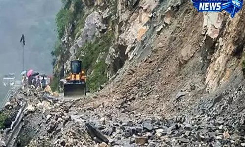 चारधाम यात्रा पर मौसम की मार, यमुनोत्री हाईवे बंद लेकिन बदरीनाथ-केदारनाथ धाम यात्रा सुचारू चारधाम यात्रा पर मौसम की मार, यमुनोत्री हाईवे बंद लेकिन बदरीनाथ-केदारनाथ धाम यात्रा सुचारू
