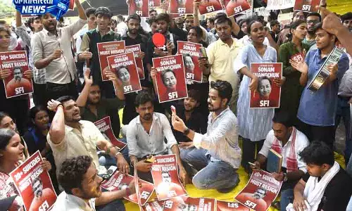 Delhi वांगचुक को हटाने पर AAP ने केंद्र को घेरा Delhi वांगचुक को हटाने पर AAP ने केंद्र को घेरा