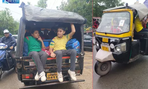 स्कूली बच्चों को क्षमता से अधिक ऑटो और ई-रिक्शा में बैठाने वाले चालकों पर हुई कार्रवाई स्कूली बच्चों को क्षमता से अधिक ऑटो और ई-रिक्शा में बैठाने वाले चालकों पर हुई कार्रवाई