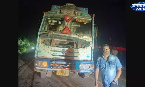 रायगडा में NH-326 पर ट्रक खराब होने से लगा लंबा जाम, घंटों फंसे रहे यात्री रायगडा में NH-326 पर ट्रक खराब होने से लगा लंबा जाम, घंटों फंसे रहे यात्री