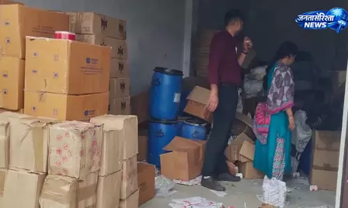 फैक्ट्री में छापेमारी, लाखों की संदिग्ध दवाएं मिलीं फैक्ट्री में छापेमारी, लाखों की संदिग्ध दवाएं मिलीं