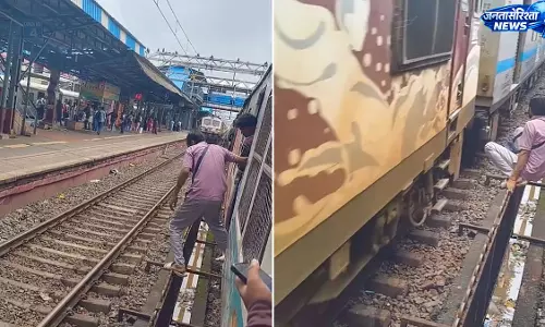 रेलवे ट्रैक पर लापरवाही, बाल-बाल बची जान रेलवे ट्रैक पर लापरवाही, बाल-बाल बची जान
