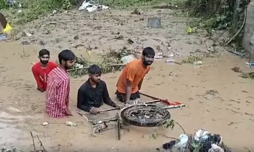 जम्मू-कश्मीर के राजौरी में तेज बारिश से तबाही: बाढ़ में घर, गाड़ियां और दुकानें बहीं, एक महिला लापता जम्मू-कश्मीर के राजौरी में तेज बारिश से तबाही: बाढ़ में घर, गाड़ियां और दुकानें बहीं, एक महिला लापता