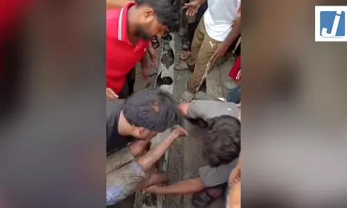 बारिश का पानी...मासूम सड़क किनारे खेल रहा था, तभी...बेहद हृदयविदारक घटना बारिश का पानी...मासूम सड़क किनारे खेल रहा था, तभी...बेहद हृदयविदारक घटना