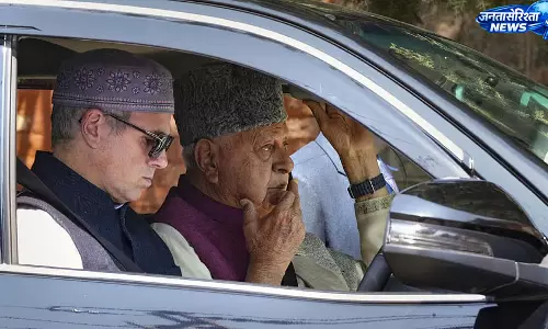 बारिश और बाढ़ के हालात के बीच उमर अब्दुल्ला जम्मू-कश्मीर लौटे बारिश और बाढ़ के हालात के बीच उमर अब्दुल्ला जम्मू-कश्मीर लौटे