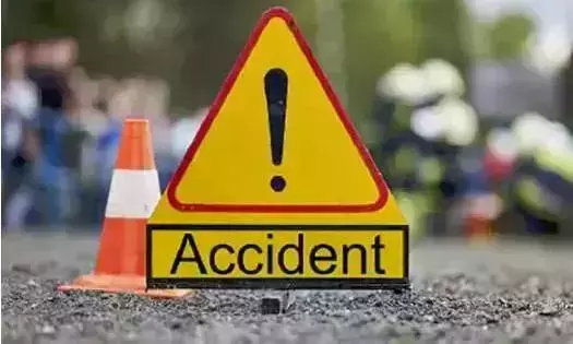 Andhra: विशाखापत्तनम में कार और लॉरी की टक्कर में चार लोगों की मौत Andhra: विशाखापत्तनम में कार और लॉरी की टक्कर में चार लोगों की मौत