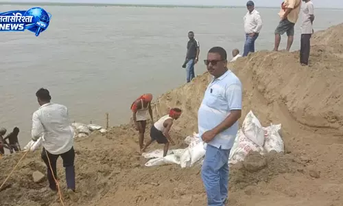मोकामा में गंगा कटाव, अधिकारियों ने लिया जायजा मोकामा में गंगा कटाव, अधिकारियों ने लिया जायजा