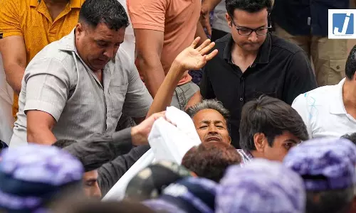 सोनम वांगचुक की पत्नी गीतांजलि ने किया दिल्ली हाईकोर्ट का रुख, पति को निजी अस्पताल में शिफ्ट करने की मांग सोनम वांगचुक की पत्नी गीतांजलि ने किया दिल्ली हाईकोर्ट का रुख, पति को निजी अस्पताल में शिफ्ट करने की मांग
