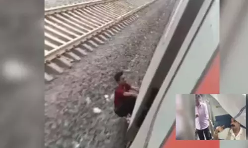 ट्रेन से गिरा चोर, रायपुर में यात्री गिरफ्तार ट्रेन से गिरा चोर, रायपुर में यात्री गिरफ्तार