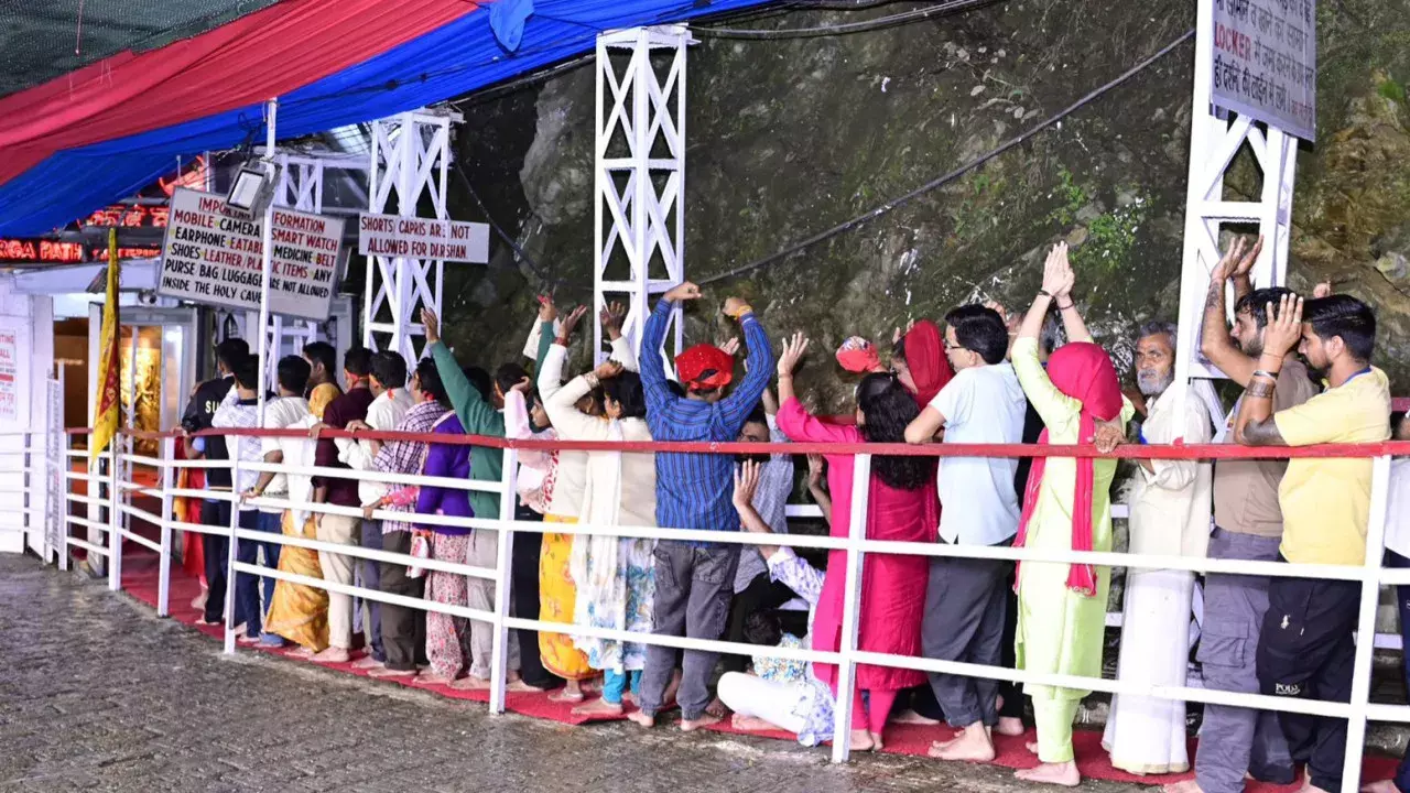 प्रतिकूल मौसम के बीच माता वैष्णो देवी यात्रा स्थगित प्रतिकूल मौसम के बीच माता वैष्णो देवी यात्रा स्थगित