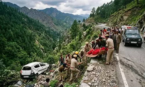शिमला के नेरवा में दर्दनाक सड़क हादसा, आल्टो कार खाई में गिरी शिमला के नेरवा में दर्दनाक सड़क हादसा, आल्टो कार खाई में गिरी