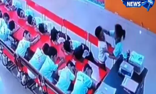 क्लासरूम में 5 साल के बच्चे की पिटाई, मॉनिटर ने 2 मिनट में 52 बार मारा, वीडियो वायरल क्लासरूम में 5 साल के बच्चे की पिटाई, मॉनिटर ने 2 मिनट में 52 बार मारा, वीडियो वायरल